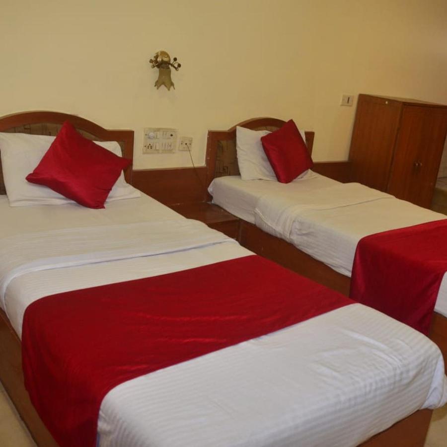 Hotel Poonam Rāipur Buitenkant foto