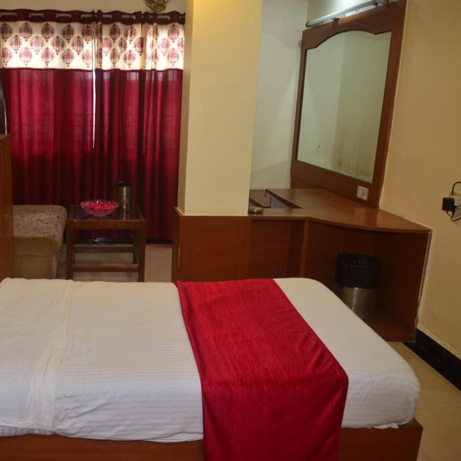 Hotel Poonam Rāipur Buitenkant foto