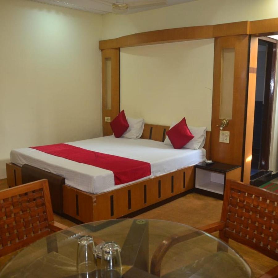 Hotel Poonam Rāipur Buitenkant foto