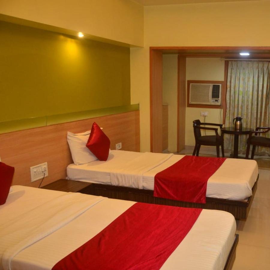 Hotel Poonam Rāipur Buitenkant foto