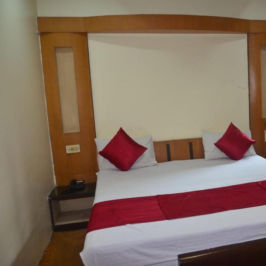 Hotel Poonam Rāipur Buitenkant foto
