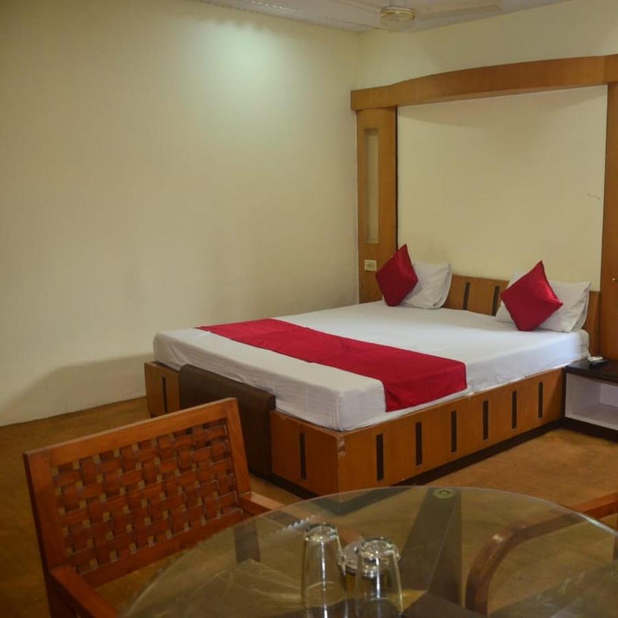 Hotel Poonam Rāipur Buitenkant foto