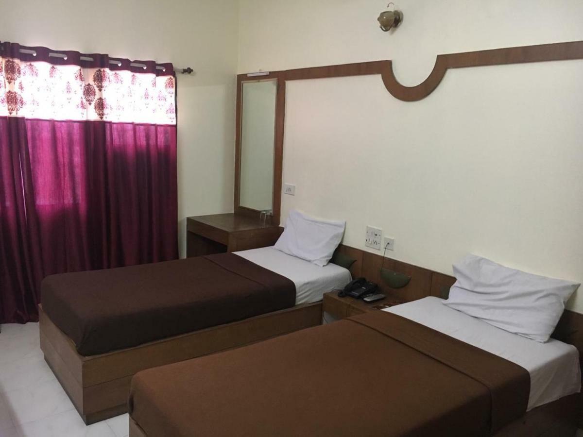 Hotel Poonam Rāipur Buitenkant foto