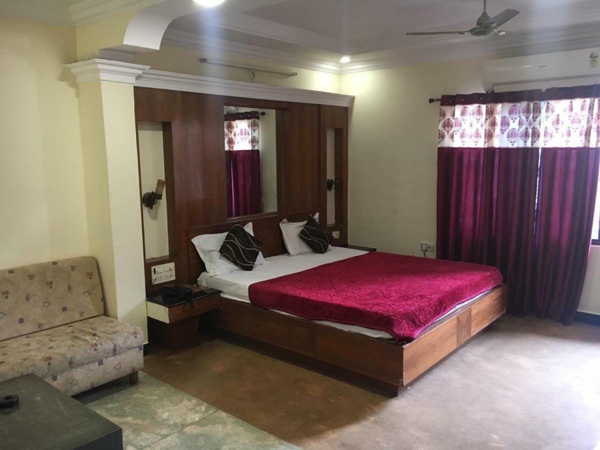 Hotel Poonam Rāipur Buitenkant foto